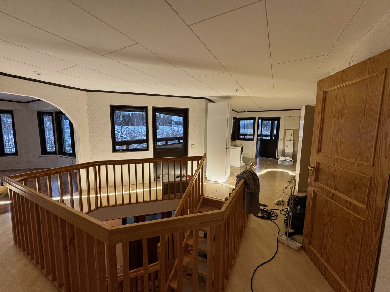 Renoverat villarum med öppen planlösning och trädetaljer